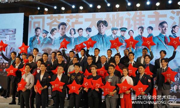 Red carpet for the first release of The Founding of An Army, many stars appeared and received the collected porcelain vase of The prosperity of the world
