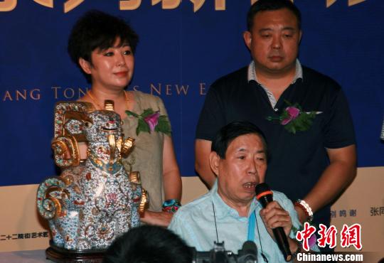 Chinanews. Com: Cloisonne master Zhang Tonglu starts new exhibits in Beijing, after retreating two years
