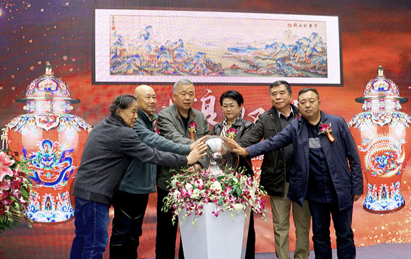 The opening exhibition of 60th anniversary career of master Zhang Tonglu was opended in Beijing, and first published his new work Great power general zun and pinching enamel Thousands miles of mountains and rivers